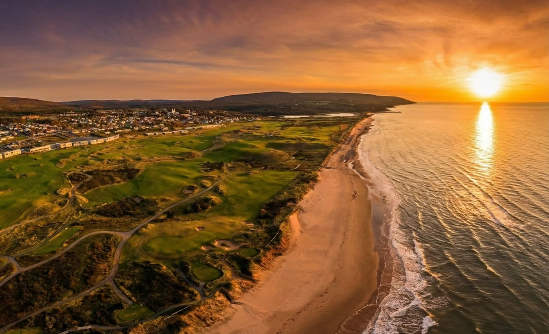 The 16th hole at Cabot Links running along the beach at sunset