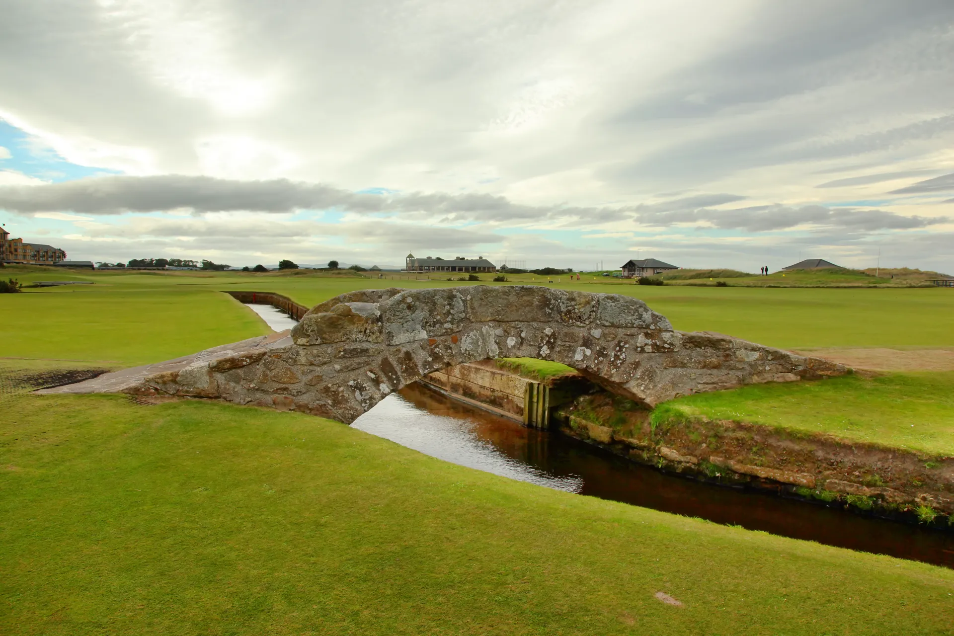 The 18th hole at St Andrews with R&A clubhouse in background and Valley of Sin visible in the foreground